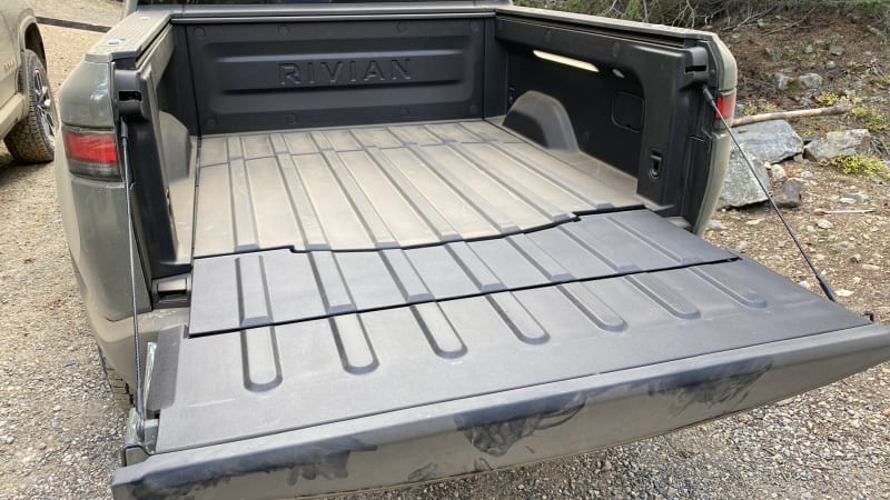 Багажник спереду і &quot;дірка&quot; в борту: 9 крутих фішок електричного пікапа Rivian R1T